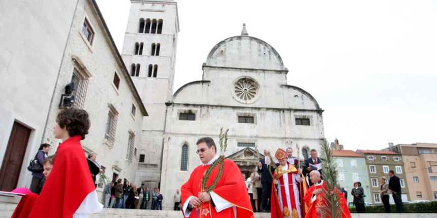 Zadar, 010412.
Povodom blagdana Cvjetnice Zadarski nadbiskup monsinjor Zelimir Puljic, blagoslovio je maslinove grancice u crkvi svete Marije u Zadru, odakle je krenula procesija do katedrale svete Stosije gdje je zadarski nadbiskup predvodio svecano e Zadar, 010412.
Povodom blagdana Cvjetnice Zadarski nadbiskup monsinjor Zelimir Puljic, blagoslovio je maslinove grancice u crkvi svete Marije u Zadru, odakle je krenula procesija do katedrale svete Stosije gdje je zadarski nadbiskup predvodio svecano e