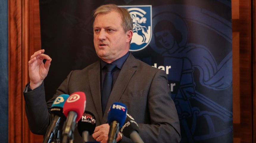 Gradonačelnik Branko Dukić održao konferenciju na temu Proračuna s nužnim rashodima i izdacima Gradonačelnik Branko Dukić održao konferenciju na temu Proračuna s nužnim rashodima i izdacima