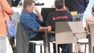 Pierce Brosnan prije isplovljavanja popio kavu i fotografirao se s obožavateljicom Pierce Brosnan prije isplovljavanja popio kavu i fotografirao se s obožavateljicom