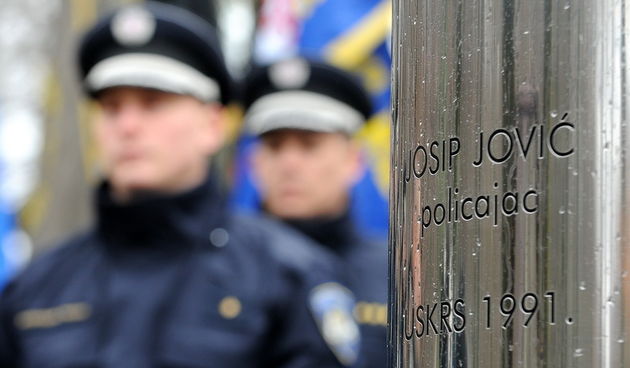 Plitvicka jezera 310313.
Obiljezavanje 22. obljetnice akcije “plitvice” i pogibije prvog hrvatskog redarstvenika Josipa Jovica koji je zivot izgubio na Uskrs, 31. ozujka 1991. godine, kao prva zrtva Domovinskog rata.
Na slici: Pocasna straza.
Foto: Robert