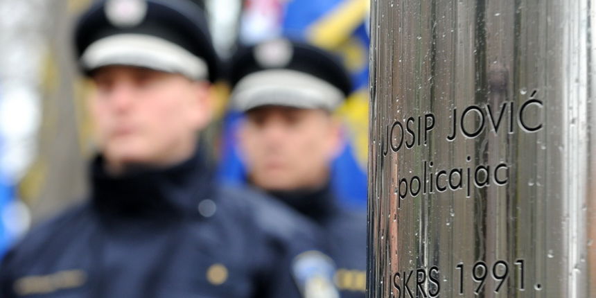 Plitvicka jezera 310313.
Obiljezavanje 22. obljetnice akcije “plitvice” i pogibije prvog hrvatskog redarstvenika Josipa Jovica koji je zivot izgubio na Uskrs, 31. ozujka 1991. godine, kao prva zrtva Domovinskog rata.
Na slici: Pocasna straza.
Foto: Robert Plitvicka jezera 310313.
Obiljezavanje 22. obljetnice akcije “plitvice” i pogibije prvog hrvatskog redarstvenika Josipa Jovica koji je zivot izgubio na Uskrs, 31. ozujka 1991. godine, kao prva zrtva Domovinskog rata.
Na slici: Pocasna straza.
Foto: Robert