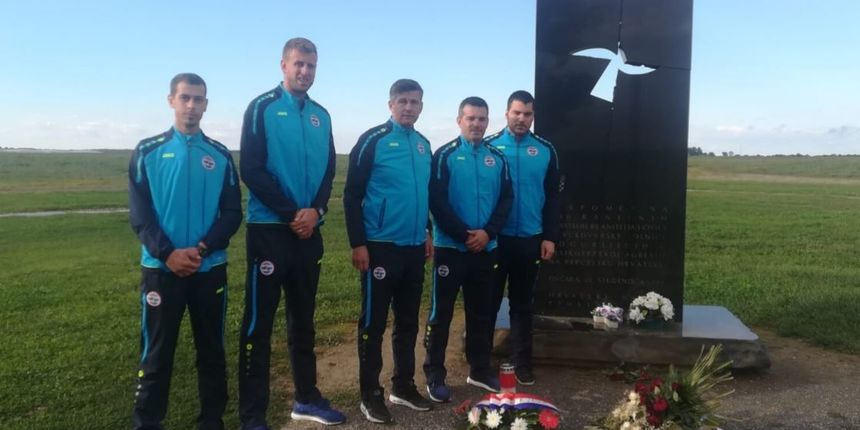 Predstavnici NK Zadar poklonili se žrtvama Vukovara Predstavnici NK Zadar poklonili se žrtvama Vukovara