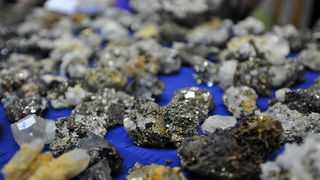 Split, 140412.
U Domu HV-a u Poljudu danas je zapoceo Medjunarodni sajam dragog i poludragog kamenja.Sajam traje do sutra i na njemu izlaze pedesetak izlagaca.Ovogodisnji sesti po redu sajam privukao je mnosto splicana koji su sa zanimanjem razgledavakli Split, 140412.
U Domu HV-a u Poljudu danas je zapoceo Medjunarodni sajam dragog i poludragog kamenja.Sajam traje do sutra i na njemu izlaze pedesetak izlagaca.Ovogodisnji sesti po redu sajam privukao je mnosto splicana koji su sa zanimanjem razgledavakli