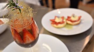 Zadar – Na prezentaciji u Impact centru Kuhar Renato Kraljev pripremao je zajedno s ucenicima tri slana i tri slatka jela s jagodama. Projektom se zeli povecati interes za uzgoj i konzumaciju jagoda u Zadarskoj zupaniji. Photo: Dino Stanin/PIXSELL Autor