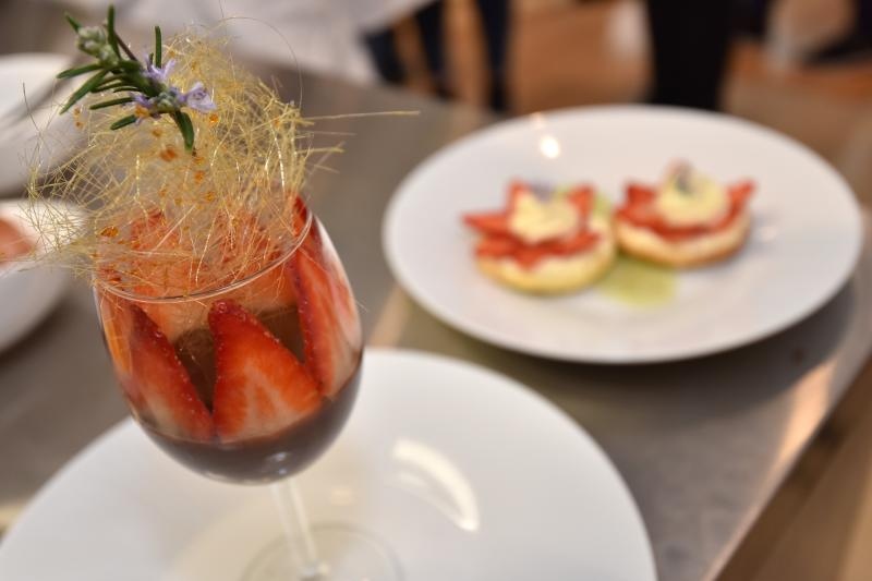 Zadar – Na prezentaciji u Impact centru Kuhar Renato Kraljev pripremao je zajedno s ucenicima tri slana i tri slatka jela s jagodama. Projektom se zeli povecati interes za uzgoj i konzumaciju jagoda u Zadarskoj zupaniji. Photo: Dino Stanin/PIXSELL Autor