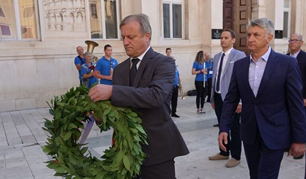 Branko Dukić, polaganje vijenaca