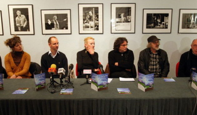 Zadar, 150211.
Press konferencija u Hrvatskoj kazalisnoj kuci povodom kazalisne predstave “I to je ljubav” redatelja Tomislava Pavkovica. Glumci u predstavi su Jasna Ancic, Mirko satalic, Zlatko Kosta i Vinko Radovic.
Na slici: sudionici konferencije.
Fot