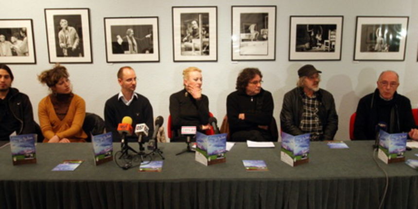 Zadar, 150211.
Press konferencija u Hrvatskoj kazalisnoj kuci povodom kazalisne predstave “I to je ljubav” redatelja Tomislava Pavkovica. Glumci u predstavi su Jasna Ancic, Mirko satalic, Zlatko Kosta i Vinko Radovic.
Na slici: sudionici konferencije.
Fot Zadar, 150211.
Press konferencija u Hrvatskoj kazalisnoj kuci povodom kazalisne predstave “I to je ljubav” redatelja Tomislava Pavkovica. Glumci u predstavi su Jasna Ancic, Mirko satalic, Zlatko Kosta i Vinko Radovic.
Na slici: sudionici konferencije.
Fot