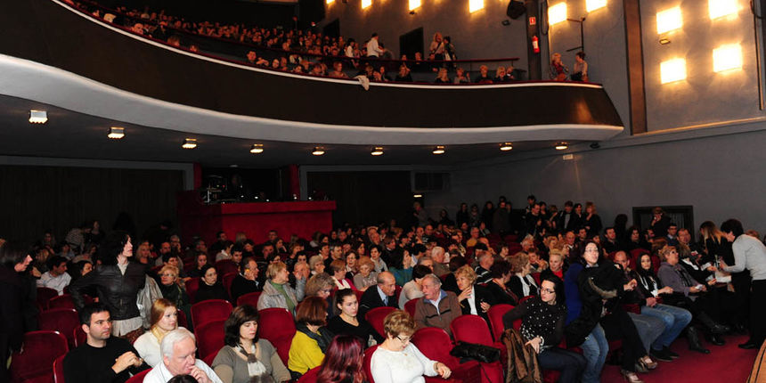 Zadar, 21.03.2013. snimio: Nenad Marčev
TEATAR EXIT & TEATROMAN
Bjarni Haukur Thorsson:
JA, TATA!, monodrama
redatelj: Boris Kovačević
igra: Rakan Rushaidat
Velika dvorana HNK Zadar Zadar, 21.03.2013. snimio: Nenad Marčev
TEATAR EXIT & TEATROMAN
Bjarni Haukur Thorsson:
JA, TATA!, monodrama
redatelj: Boris Kovačević
igra: Rakan Rushaidat
Velika dvorana HNK Zadar