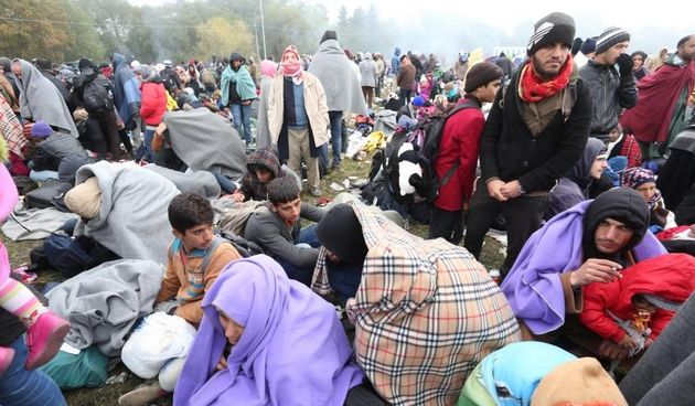 Brezice – U izbjeglickim kampovima u Brezicama i Rigonce nalazi se nekoliko tisuca izbjeglica. Iz kampa u Brezicama izbjeglice su u jutarnjim satima autobusima prevozili do slovensko-austrijske granice. Volonteri su im dijelili hranu kroz ogradu. Kamp u s