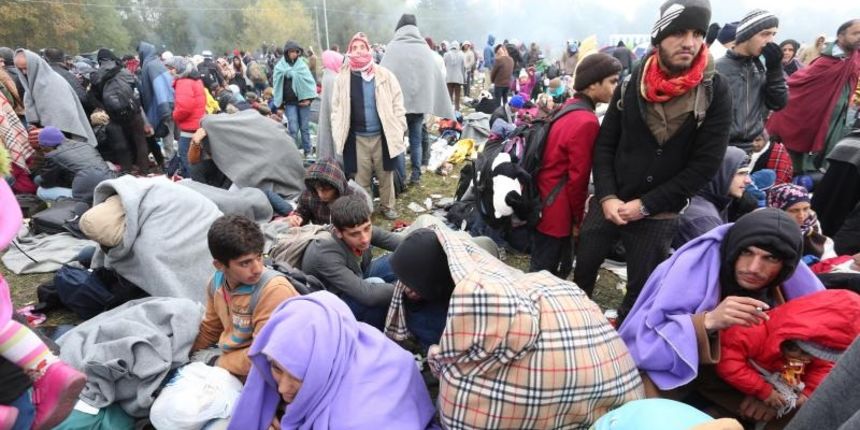 Brezice – U izbjeglickim kampovima u Brezicama i Rigonce nalazi se nekoliko tisuca izbjeglica. Iz kampa u Brezicama izbjeglice su u jutarnjim satima autobusima prevozili do slovensko-austrijske granice. Volonteri su im dijelili hranu kroz ogradu. Kamp u s Brezice – U izbjeglickim kampovima u Brezicama i Rigonce nalazi se nekoliko tisuca izbjeglica. Iz kampa u Brezicama izbjeglice su u jutarnjim satima autobusima prevozili do slovensko-austrijske granice. Volonteri su im dijelili hranu kroz ogradu. Kamp u s