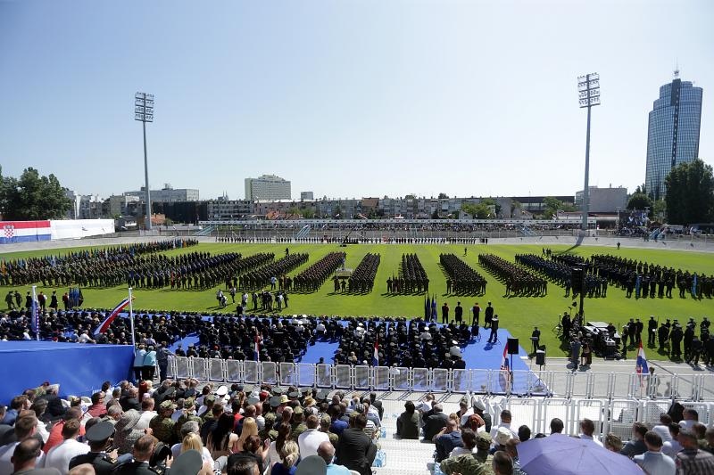 Svečano postrojavanje na stadionu u Kranjčevićevoj u povodu Dana Oružanih snaga Republike Hrvatske. Foto. PIXSELL Svečano postrojavanje na stadionu u Kranjčevićevoj u povodu Dana Oružanih snaga Republike Hrvatske. Foto. PIXSELL