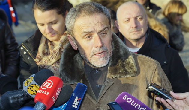 Zagreb, 291212.
Branimirova ulica.
Gradonacelnik Zagreba Milan Bandic obisao je i pregledao stanje radova na izgradnji posljednje etape Branimirove, od Zavrtnice do Heinzlove ulice.
Na fotografiji: Milan Bandic daje izjavu za medije.
Foto: Marko Todorov /