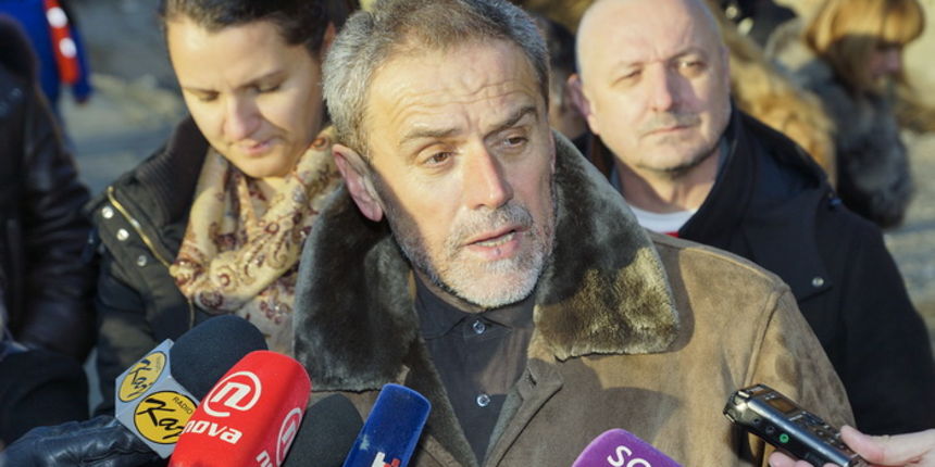 Zagreb, 291212.
Branimirova ulica.
Gradonacelnik Zagreba Milan Bandic obisao je i pregledao stanje radova na izgradnji posljednje etape Branimirove, od Zavrtnice do Heinzlove ulice.
Na fotografiji: Milan Bandic daje izjavu za medije.
Foto: Marko Todorov /