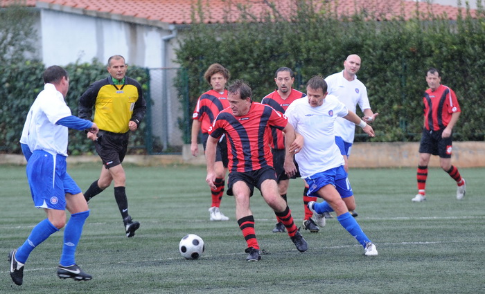 Zadar, 281110.
Povodom proslave 100 godina NK. Arbanasi, odigrana je nogometna utakmica izmedju veterana Nk. Arbanasi i veterana NK. Hajduk.
Na fotografiji: za Arbanase je igrao ministar Bozidar Kalmeta i postigao je gol.
Foto: Andrija Lucic / CROPIX Zadar, 281110.
Povodom proslave 100 godina NK. Arbanasi, odigrana je nogometna utakmica izmedju veterana Nk. Arbanasi i veterana NK. Hajduk.
Na fotografiji: za Arbanase je igrao ministar Bozidar Kalmeta i postigao je gol.
Foto: Andrija Lucic / CROPIX