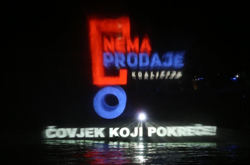 Stipe Petrina započeo je kampanju svjetlosnim spektaklom u Primoštenu