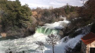 Vjetar raznoseći vodenu pjenu i sitne kapljice stvara poseban ugođaj u NP Krka