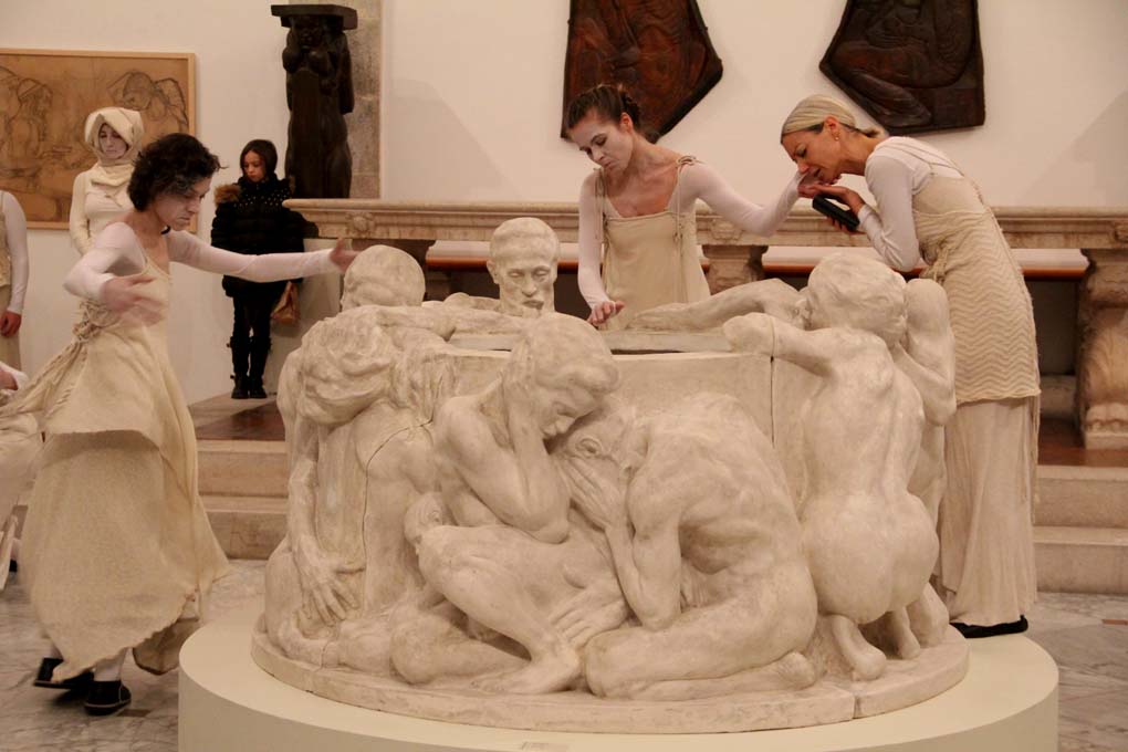 Glazbeno-plesni performans “Ona koja nosi”, foto: Iva Perinčić Glazbeno-plesni performans “Ona koja nosi”, foto: Iva Perinčić