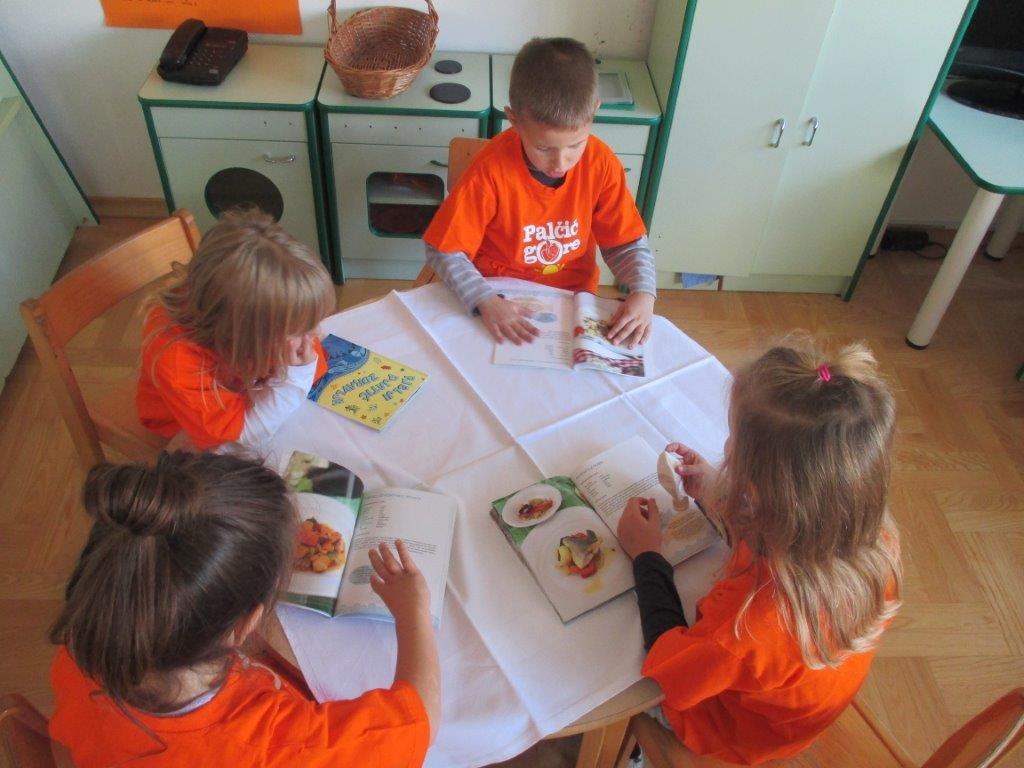 Renato Kraljev održao edukaciju kuhara u projektu “Riblja kašeta zdravlja” Renato Kraljev održao edukaciju kuhara u projektu “Riblja kašeta zdravlja”