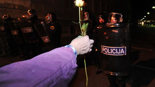 Maribor (Slovenija), 031212.
Prosvjed gradjana Maribora protiv trenutacnog gradonacelnika Franca Kanglera, osumnjicenog za umjesanost u korupciju. Prosvjed je zapoceo okupljanjem nekoliko tisuca ljudi na Trgu Slobode, a zatim se preselio ispred zgrade opc Maribor (Slovenija), 031212.
Prosvjed gradjana Maribora protiv trenutacnog gradonacelnika Franca Kanglera, osumnjicenog za umjesanost u korupciju. Prosvjed je zapoceo okupljanjem nekoliko tisuca ljudi na Trgu Slobode, a zatim se preselio ispred zgrade opc