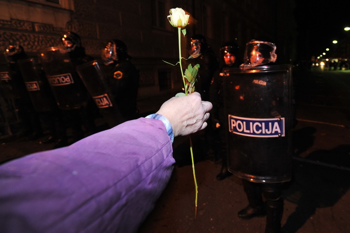 Maribor (Slovenija), 031212.
Prosvjed gradjana Maribora protiv trenutacnog gradonacelnika Franca Kanglera, osumnjicenog za umjesanost u korupciju. Prosvjed je zapoceo okupljanjem nekoliko tisuca ljudi na Trgu Slobode, a zatim se preselio ispred zgrade opc Maribor (Slovenija), 031212.
Prosvjed gradjana Maribora protiv trenutacnog gradonacelnika Franca Kanglera, osumnjicenog za umjesanost u korupciju. Prosvjed je zapoceo okupljanjem nekoliko tisuca ljudi na Trgu Slobode, a zatim se preselio ispred zgrade opc