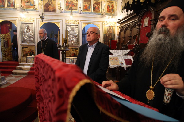 Zadar, 170513.
Crkva sv Ilije, Poluotok.
Veceras je otvorena sakralna riznica pravoslavne crkve sv. Ilije – vrijedne umjetnine i galerija ikona. Javnosti ju je predstavio episkop dalmatinski Fotije. Riznica je obnovljena sredstvima Ministarstva kultur Zadar, 170513.
Crkva sv Ilije, Poluotok.
Veceras je otvorena sakralna riznica pravoslavne crkve sv. Ilije – vrijedne umjetnine i galerija ikona. Javnosti ju je predstavio episkop dalmatinski Fotije. Riznica je obnovljena sredstvima Ministarstva kultur