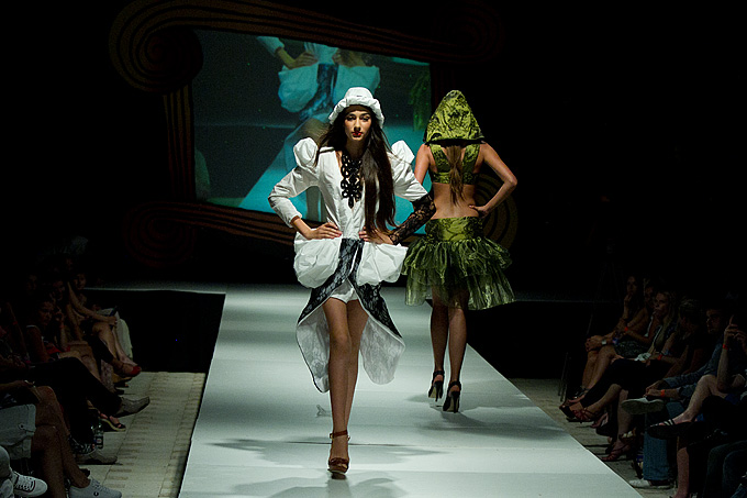 Trodnevna modna manifestacija Zadar fashion nights održava se na Trgu Ivana Pavla II. Prve večeri, pod nazivom ‘Urban Night’ predstavili su se kreatori i modne kuće: Toni Brekalo, Galko, Callegari, Oktan, Ana Milin i Margarete Ete. U glazbenom dijelu prog Trodnevna modna manifestacija Zadar fashion nights održava se na Trgu Ivana Pavla II. Prve večeri, pod nazivom ‘Urban Night’ predstavili su se kreatori i modne kuće: Toni Brekalo, Galko, Callegari, Oktan, Ana Milin i Margarete Ete. U glazbenom dijelu prog