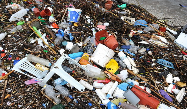 Dubrovnik, 221110.
Velike kolicine smeca, jugo koje je ovih dana puhalo u Dubrovacko neretvanskoj zupaniji, nanjelo je na poluotok Peljesac, a najvise ga ima u mjestu Trstenik. Spomenuto smece, vjeruje se da je noseno morskim strujama stiglo cak iz Albani