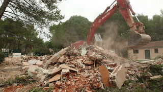 Zadar, Zaton, 091012.
U Zatonu je Turisthotel poceo rusiti stare apartrmane i uredjivati nove kapacitete za iducu turisticku sezonu. Sruseno ce biti ukupno 135 apartmana, a isto toliko novih apartmana biti ce izgradjeno do iduce sezone na razini 4 zvjezdi Zadar, Zaton, 091012.
U Zatonu je Turisthotel poceo rusiti stare apartrmane i uredjivati nove kapacitete za iducu turisticku sezonu. Sruseno ce biti ukupno 135 apartmana, a isto toliko novih apartmana biti ce izgradjeno do iduce sezone na razini 4 zvjezdi