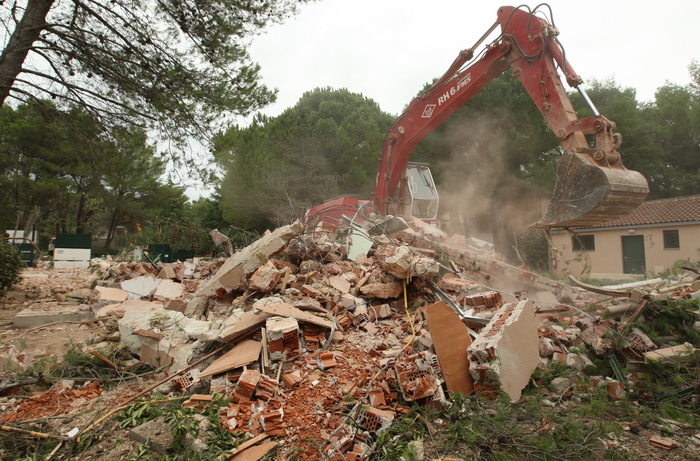 Zadar, Zaton, 091012.
U Zatonu je Turisthotel poceo rusiti stare apartrmane i uredjivati nove kapacitete za iducu turisticku sezonu. Sruseno ce biti ukupno 135 apartmana, a isto toliko novih apartmana biti ce izgradjeno do iduce sezone na razini 4 zvjezdi Zadar, Zaton, 091012.
U Zatonu je Turisthotel poceo rusiti stare apartrmane i uredjivati nove kapacitete za iducu turisticku sezonu. Sruseno ce biti ukupno 135 apartmana, a isto toliko novih apartmana biti ce izgradjeno do iduce sezone na razini 4 zvjezdi