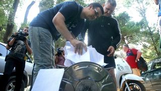 Zacetnici inicijative vracanja imena Kalelarga Sirokoj ulici spalili su sve prikupljene potpise gradjana nakon sto nisu naisli na razumijevanje gradskih vlasti. Photo: Dino Stanin/PIXSELL Zacetnici inicijative vracanja imena Kalelarga Sirokoj ulici spalili su sve prikupljene potpise gradjana nakon sto nisu naisli na razumijevanje gradskih vlasti. Photo: Dino Stanin/PIXSELL