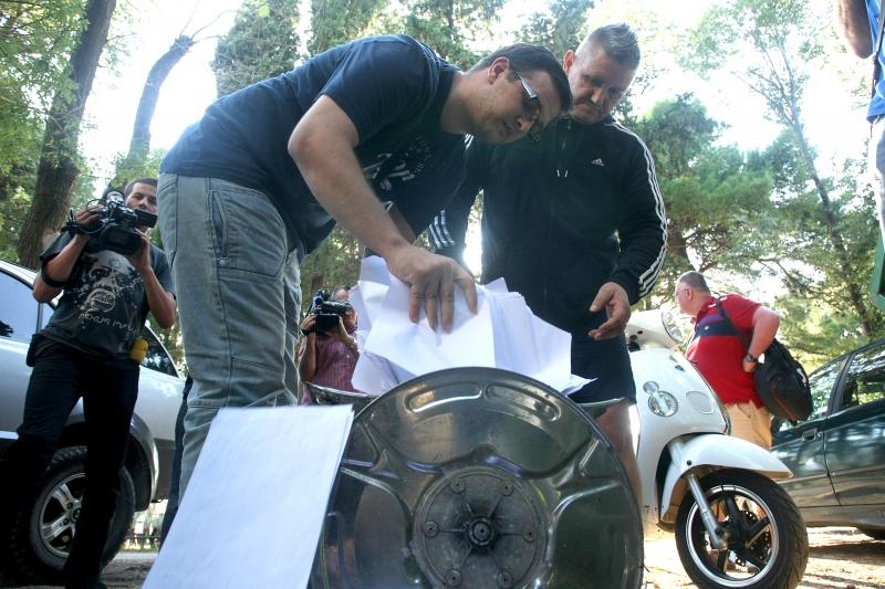 Zacetnici inicijative vracanja imena Kalelarga Sirokoj ulici spalili su sve prikupljene potpise gradjana nakon sto nisu naisli na razumijevanje gradskih vlasti. Photo: Dino Stanin/PIXSELL Zacetnici inicijative vracanja imena Kalelarga Sirokoj ulici spalili su sve prikupljene potpise gradjana nakon sto nisu naisli na razumijevanje gradskih vlasti. Photo: Dino Stanin/PIXSELL