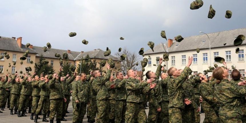 redsjednica Republike i vrhovna zapovjednica Oruzanih snaga RH Kolinda Grabar Kitarovic prisustvovala je svecanoj prisezi 14. narastaja dragovoljnih rocnika. redsjednica Republike i vrhovna zapovjednica Oruzanih snaga RH Kolinda Grabar Kitarovic prisustvovala je svecanoj prisezi 14. narastaja dragovoljnih rocnika.