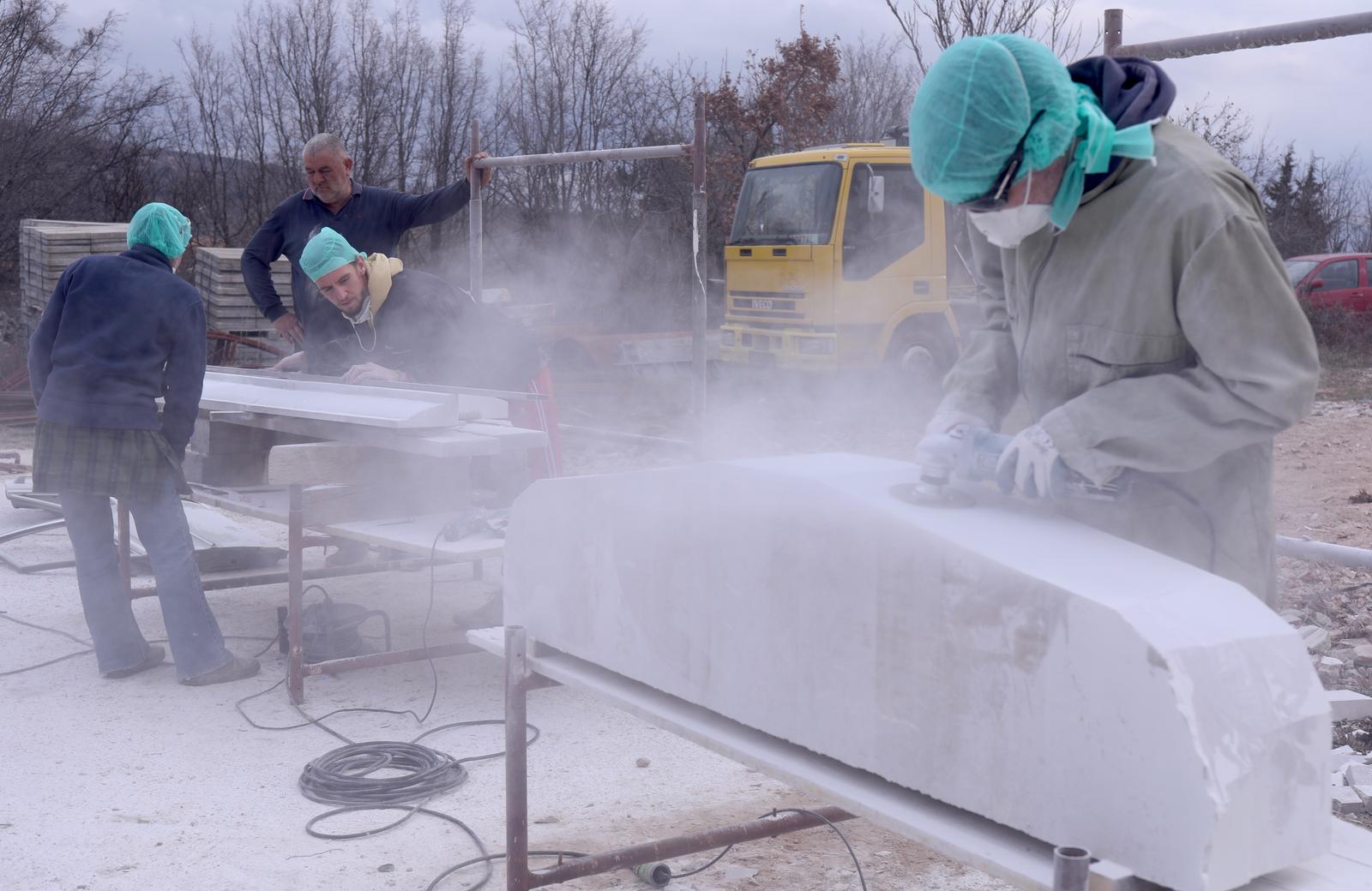 Mladi europski kipari stigli u Imotski, punom parom rade spomenik kultnom Mercedesu Mladi europski kipari stigli u Imotski, punom parom rade spomenik kultnom Mercedesu