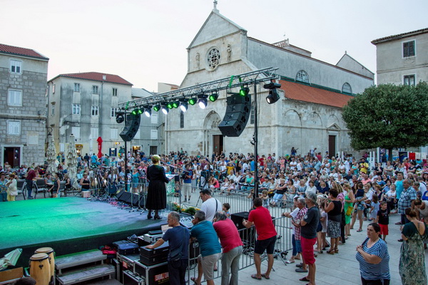 8. Međunarodni festival čipke u Pagu obilježila je modna revija i nastup klape Sol