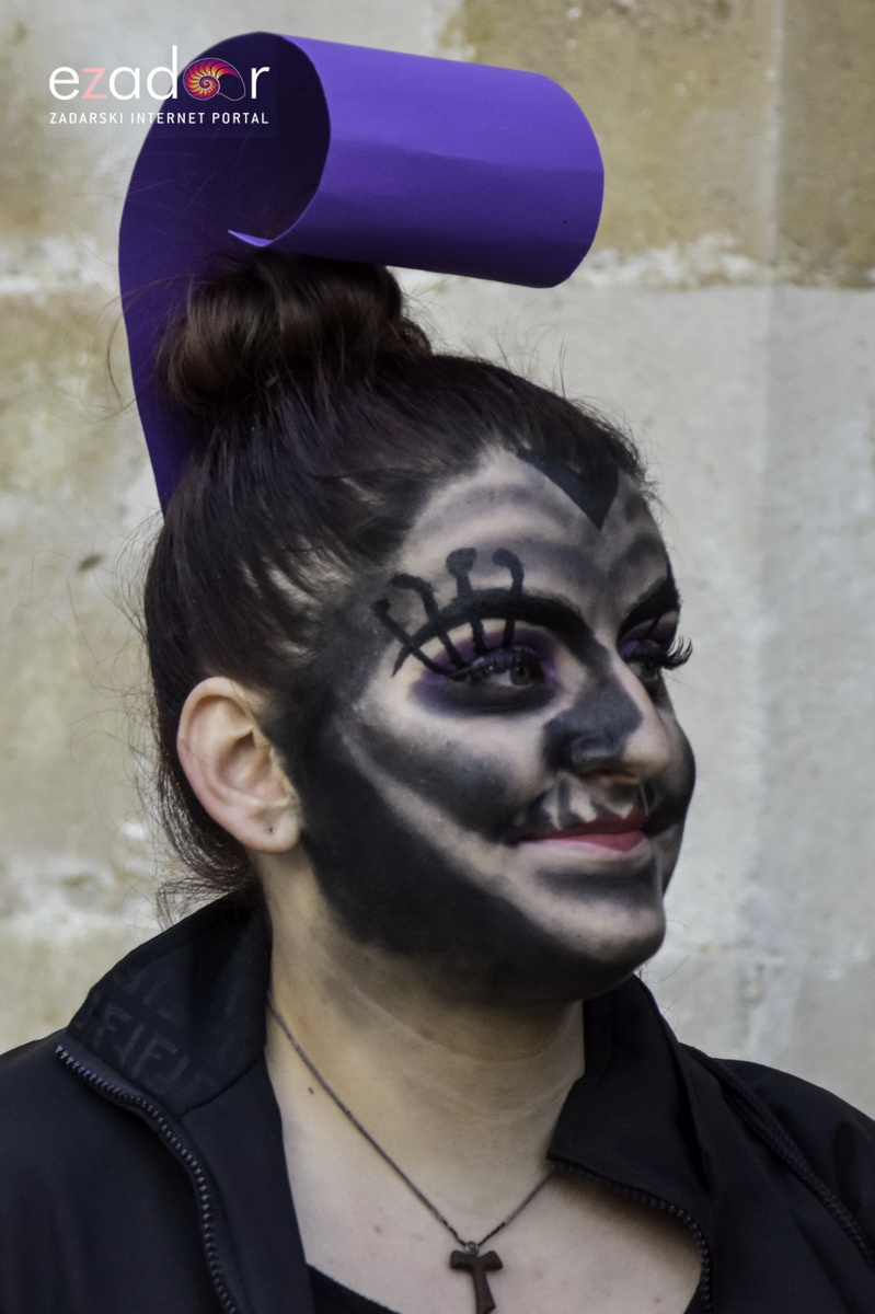 Paški zimski karneval 2018: Karnevalska povorka prošla ulicama grada do Pijace