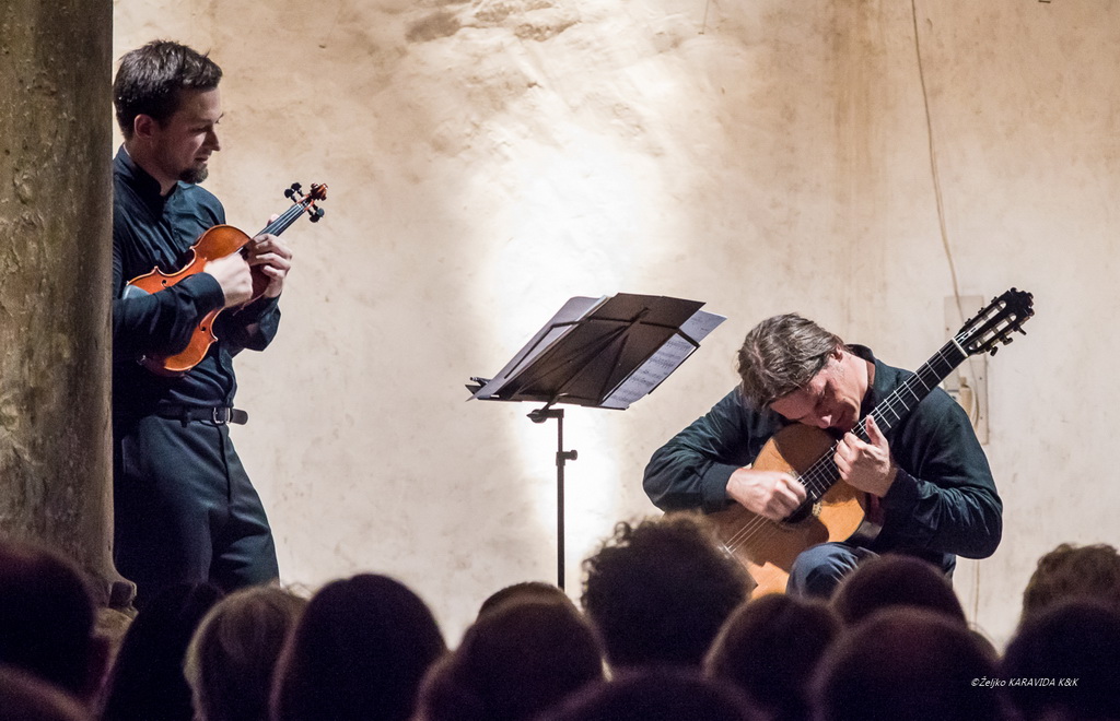 Violinist Martin Draušnik i gitarist Krešimir Bedek u Sv. Donatu izveli program “Paganini i gitara” Violinist Martin Draušnik i gitarist Krešimir Bedek u Sv. Donatu izveli program “Paganini i gitara”
