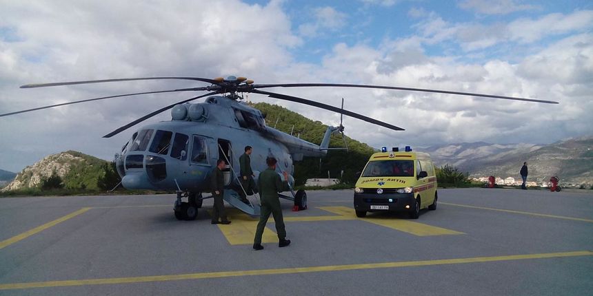 Helikopterska posada prevezla dvoje mladih pacijenata