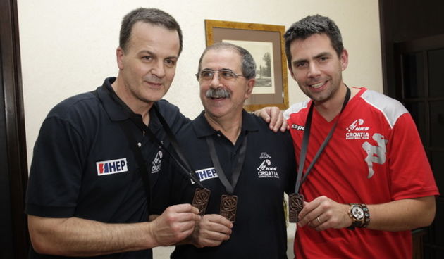 Zagreb, 140709. Zracna luka Zagreb.  Docek Hrvatske kosarkaske reprezentacije koja je na Svjetskom prvenstvu ( Juniori U 19 ) na Novom Zelandu osvojila trece mjesto. Na slici : Boris Kurtovic trener reprezentacije, Vlado Vanjak sef struke i pomocni trener