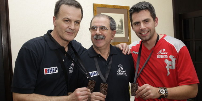 Zagreb, 140709. Zracna luka Zagreb.  Docek Hrvatske kosarkaske reprezentacije koja je na Svjetskom prvenstvu ( Juniori U 19 ) na Novom Zelandu osvojila trece mjesto. Na slici : Boris Kurtovic trener reprezentacije, Vlado Vanjak sef struke i pomocni trener