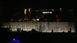 Zagrebacki gradonacelnik Milan Bandic svecano je otvorio zagrebacke fontane. U glazbenom dijelu programa nastupili su Prljavo kazaliste, Ivana Kindl, te orkestar i solisti Kazalista Komedija pod ravnanjem Kresimira Batinica: Renata Sabljak, Sandra Bagaric