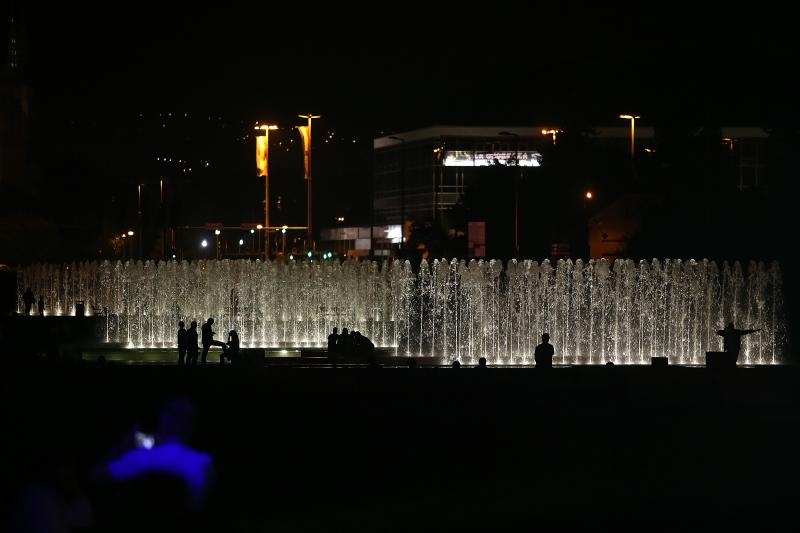 Zagrebacki gradonacelnik Milan Bandic svecano je otvorio zagrebacke fontane. U glazbenom dijelu programa nastupili su Prljavo kazaliste, Ivana Kindl, te orkestar i solisti Kazalista Komedija pod ravnanjem Kresimira Batinica: Renata Sabljak, Sandra Bagaric