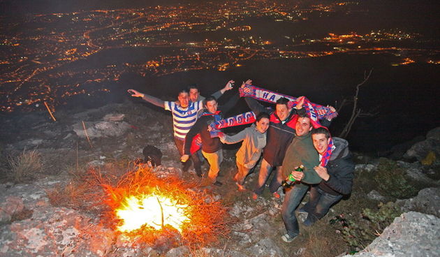 Kozjak, 120211.
Panorama Splita i Kastela.
U iscekivanju vatrometa na jednom od vrhova Kozjaka Sv Jure.
Foto: Zvonimir Barisin / CROPIX