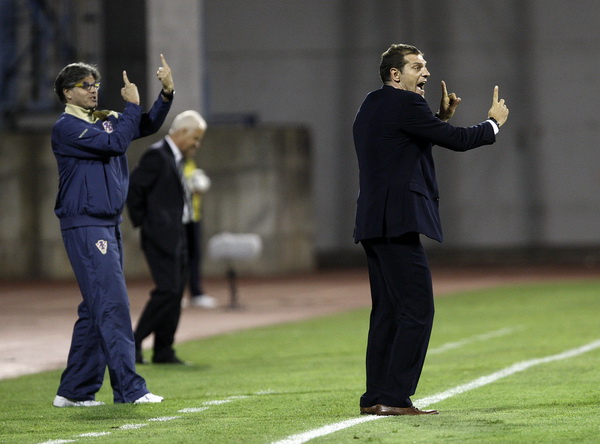 Zagreb, 050909.
Maksimirski stadion, kvalifikacijska utakmica skupine 6 za Svjetsko nogometno prvenstvo u Juznoj Africi 2010.
Hrvatska – Bjelorusija.
Na fotografiji: Slaven Bilic, Aljosa Asanovic.
Foto: Dragan Matic / Cropix