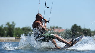 Nin, Zadar, 160712
Kitesurferi su iskoristili vjetrovit dan za uzivanje na plazi Zdrijac kraj Nina gdje se inace nalazi i kitesurfing skola.
Foto: Luka Gerlanc / CROPIX