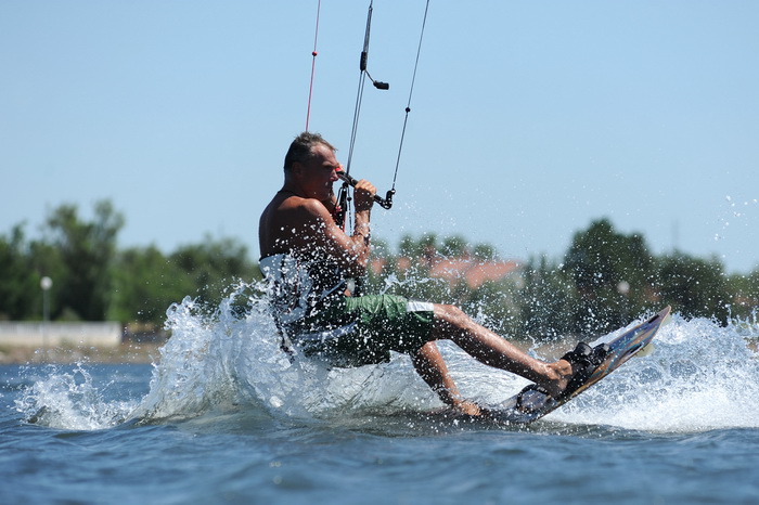 Nin, Zadar, 160712
Kitesurferi su iskoristili vjetrovit dan za uzivanje na plazi Zdrijac kraj Nina gdje se inace nalazi i kitesurfing skola.
Foto: Luka Gerlanc / CROPIX