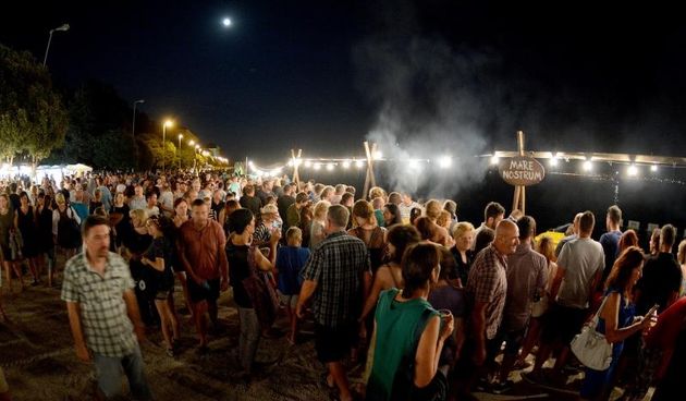 Zadar – 13. manifestacija Noc punog miseca. Posjetitelje su docekala 63 izlagaca i 9 ugostiteljskih punktova s raznolikom ponudom tradicionalne hrane i pica. Photo: Dino Stanin/PIXSELL