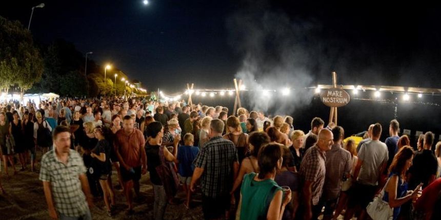 Zadar – 13. manifestacija Noc punog miseca. Posjetitelje su docekala 63 izlagaca i 9 ugostiteljskih punktova s raznolikom ponudom tradicionalne hrane i pica. Photo: Dino Stanin/PIXSELL Zadar – 13. manifestacija Noc punog miseca. Posjetitelje su docekala 63 izlagaca i 9 ugostiteljskih punktova s raznolikom ponudom tradicionalne hrane i pica. Photo: Dino Stanin/PIXSELL