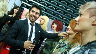 Zagreb, 250911.
U Areni Zagreb 24. i 25.09. odrzava se Beauty i Lifestyle Show, sajam ljepote.
Odrzana je revija frizura Toni and Guy.
Na slici: Richard Mannah, kreativni direktor u Toni and Guy.
Foto: Neja Markicevic / CROPIX Zagreb, 250911.
U Areni Zagreb 24. i 25.09. odrzava se Beauty i Lifestyle Show, sajam ljepote.
Odrzana je revija frizura Toni and Guy.
Na slici: Richard Mannah, kreativni direktor u Toni and Guy.
Foto: Neja Markicevic / CROPIX