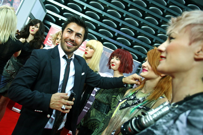 Zagreb, 250911.
U Areni Zagreb 24. i 25.09. odrzava se Beauty i Lifestyle Show, sajam ljepote.
Odrzana je revija frizura Toni and Guy.
Na slici: Richard Mannah, kreativni direktor u Toni and Guy.
Foto: Neja Markicevic / CROPIX Zagreb, 250911.
U Areni Zagreb 24. i 25.09. odrzava se Beauty i Lifestyle Show, sajam ljepote.
Odrzana je revija frizura Toni and Guy.
Na slici: Richard Mannah, kreativni direktor u Toni and Guy.
Foto: Neja Markicevic / CROPIX